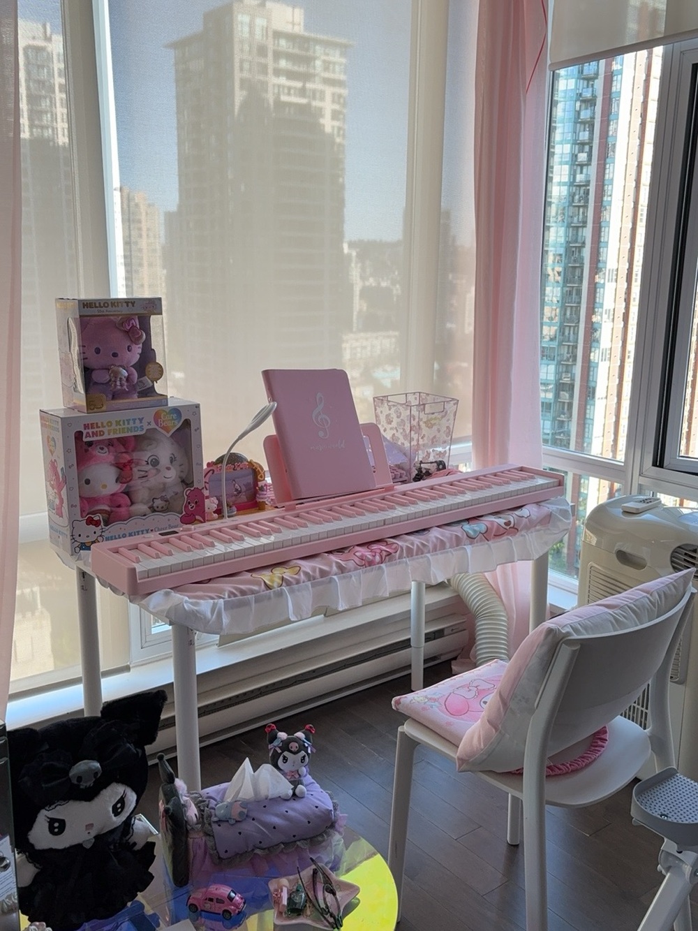 Pink Electronic Keyboard with Hello Kitty Accessories